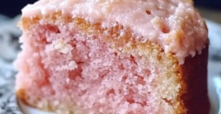 Strawberry Cake With Frosting