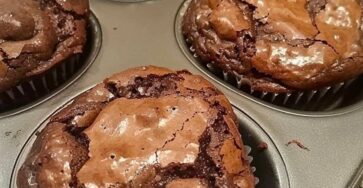CHEWY-EDGE BROWNIE CUPCAKES