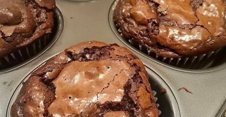 CHEWY-EDGE BROWNIE CUPCAKES